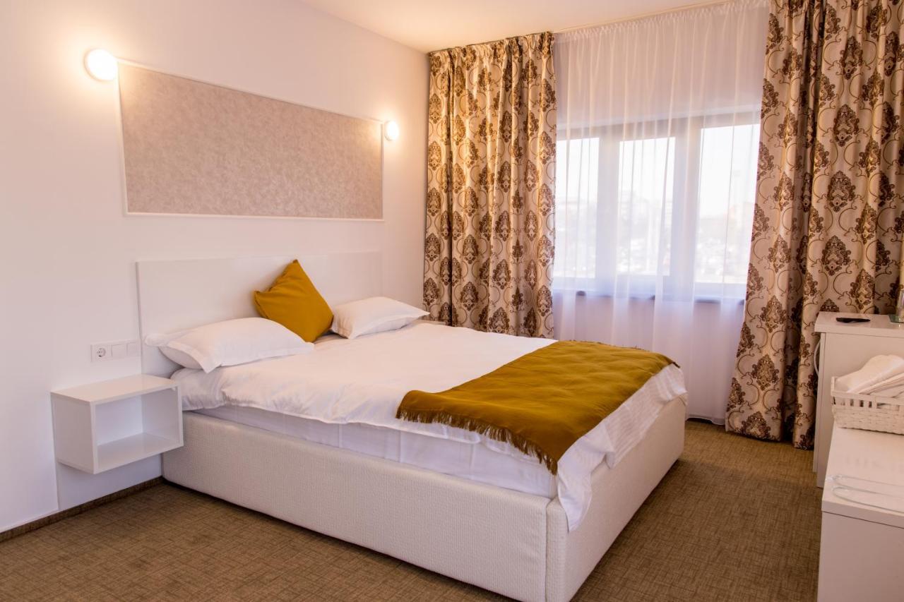 Hotel Complex Carol Buzău Esterno foto